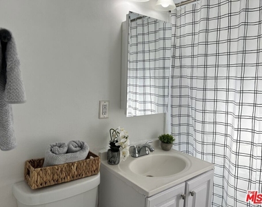 1330 S Wilton Place - Photo Thumbnail 9