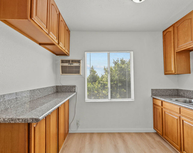 1540 N Fuller Avenue - Photo Thumbnail 6