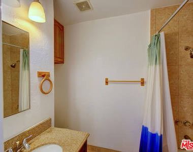 1540 N Fuller Avenue - Photo Thumbnail 4
