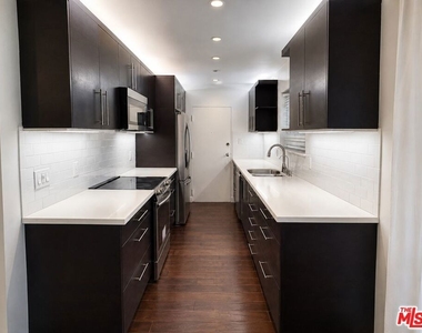 1525 N Hayworth Avenue - Photo Thumbnail 11