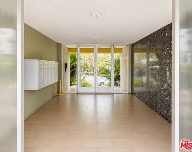 1525 N Hayworth Avenue - Photo Thumbnail 2