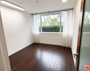 1525 N Hayworth Avenue - Photo Thumbnail 24