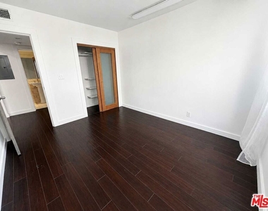 1525 N Hayworth Avenue - Photo Thumbnail 31