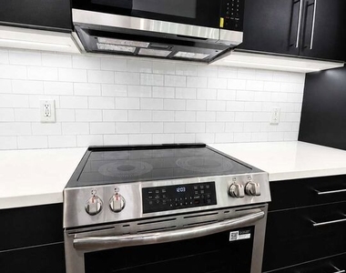 1525 N Hayworth Avenue - Photo Thumbnail 14