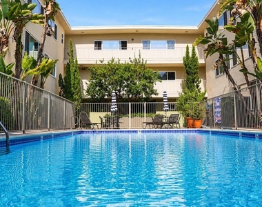 1525 N Hayworth Avenue - Photo Thumbnail 3