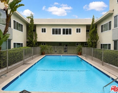 1525 N Hayworth Avenue - Photo Thumbnail 5