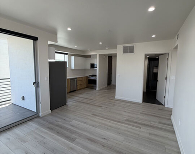 124 S Croft Avenue - Photo Thumbnail 10
