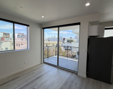 124 S Croft Avenue - Photo Thumbnail 9