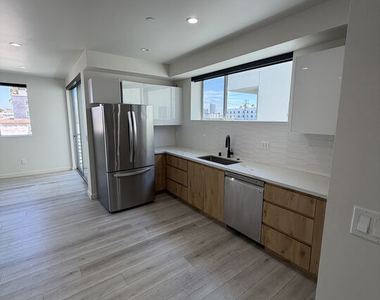 124 S Croft Avenue - Photo Thumbnail 2