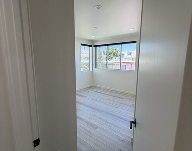 124 S Croft Avenue - Photo Thumbnail 21