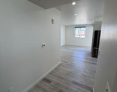 124 S Croft Avenue - Photo Thumbnail 1