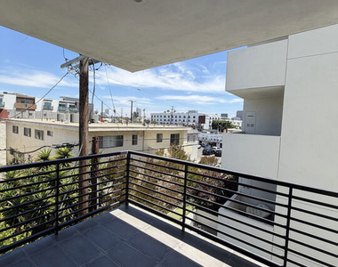 124 S Croft Avenue - Photo Thumbnail 11