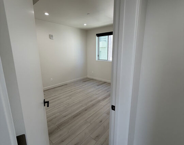 124 S Croft Avenue - Photo Thumbnail 16