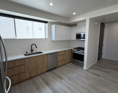 124 S Croft Avenue - Photo Thumbnail 5