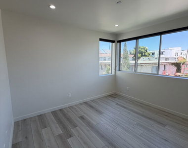 124 S Croft Avenue - Photo Thumbnail 23