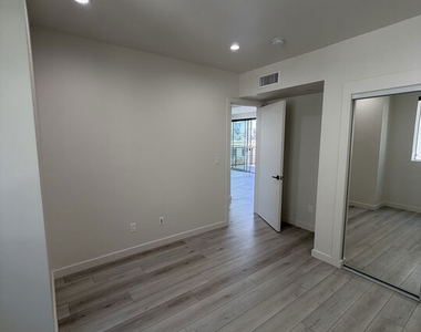 124 S Croft Avenue - Photo Thumbnail 20
