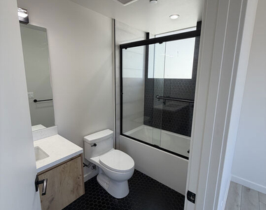 124 S Croft Avenue - Photo Thumbnail 26