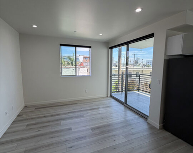 124 S Croft Avenue - Photo Thumbnail 7