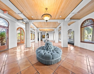 109 N Sycamore Avenue - Photo Thumbnail 1
