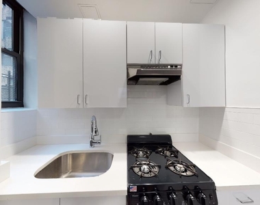 140 East 46th Street  - Photo Thumbnail 2