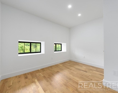 536a Monroe St - Photo Thumbnail 4