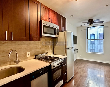 386 Manhattan Avenue - Photo Thumbnail 1