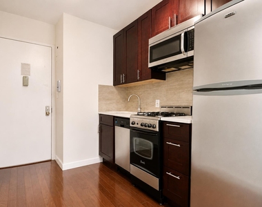 386 Manhattan Avenue - Photo Thumbnail 6