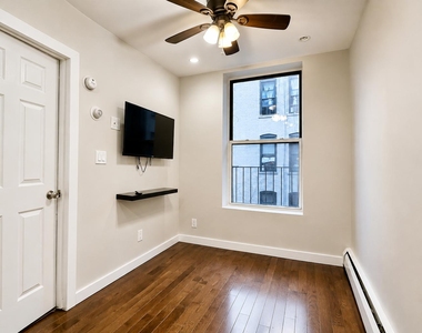 386 Manhattan Avenue - Photo Thumbnail 1