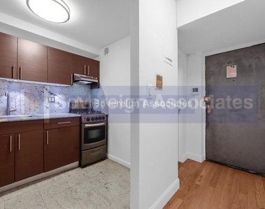 425 East 80th Street - Photo Thumbnail 2