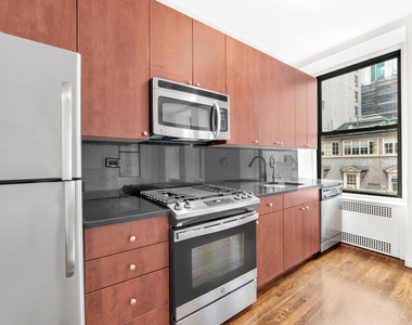 Madison Avenue - Photo Thumbnail 1