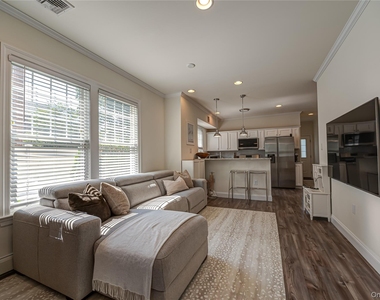 7 Nathan Hale Drive - Photo Thumbnail 4