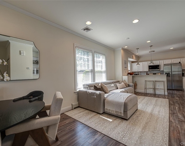 7 Nathan Hale Drive - Photo Thumbnail 2