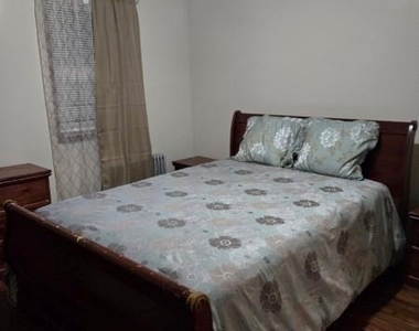 188-25 Mangin Avenue - Photo Thumbnail 5