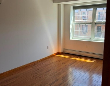 35-19 Leavitt Street - Photo Thumbnail 6