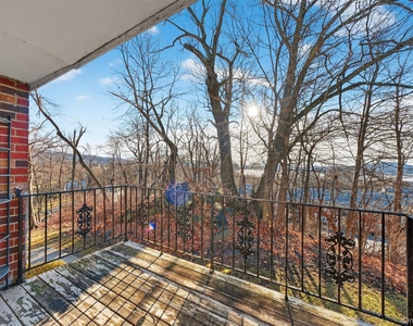4 Colonial Road - Photo Thumbnail 4
