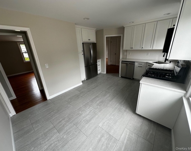 21 Batavia Place - Photo Thumbnail 4