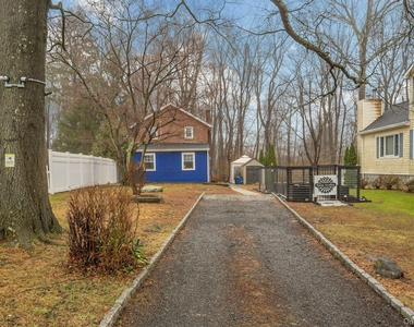 32 Glendale Avenue - Photo Thumbnail 13