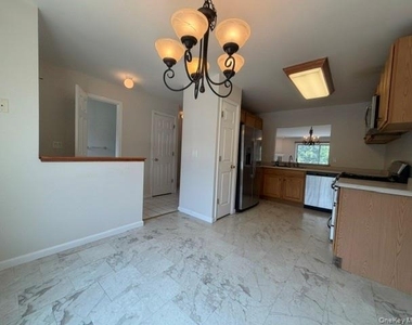 1403 Scarborough Drive - Photo Thumbnail 3