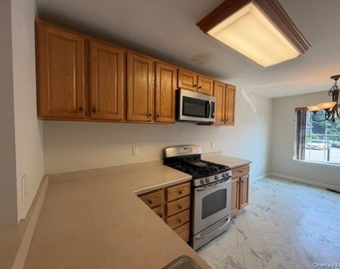 1403 Scarborough Drive - Photo Thumbnail 5