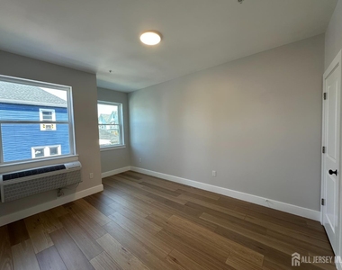 213 French Street - Photo Thumbnail 4
