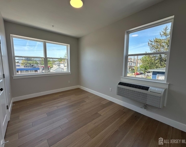 213 French Street - Photo Thumbnail 1