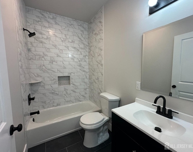 213 French Street - Photo Thumbnail 2