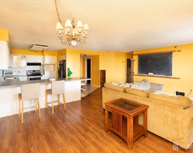30 S Adelaide Avenue - Photo Thumbnail 13