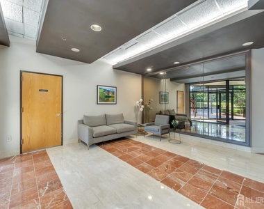 30 S Adelaide Avenue - Photo Thumbnail 4