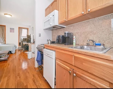 331 W 43rd Street - Photo Thumbnail 3