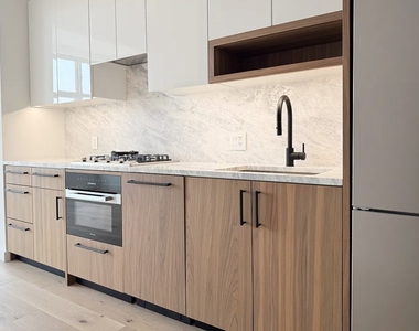 29 Huron Street - Photo Thumbnail 2