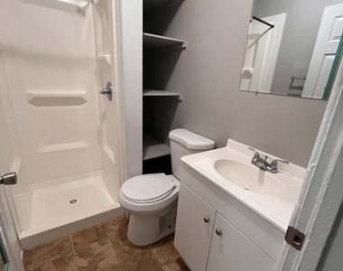 202 Samuel Street S - Photo Thumbnail 3