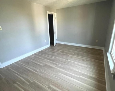 202 Samuel Street S - Photo Thumbnail 2