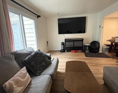 7627 Glenolden Place - Photo Thumbnail 4