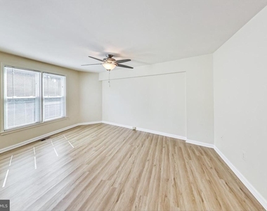 11924 Redtree Way - Photo Thumbnail 12